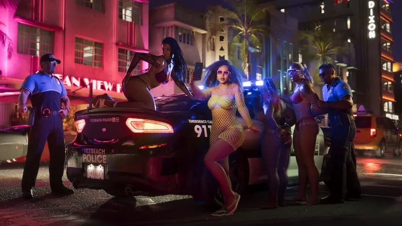 Vice City dans GTA VI : façades Art déco et néons roses d'Ocean Drive, voiture de police au premier plan