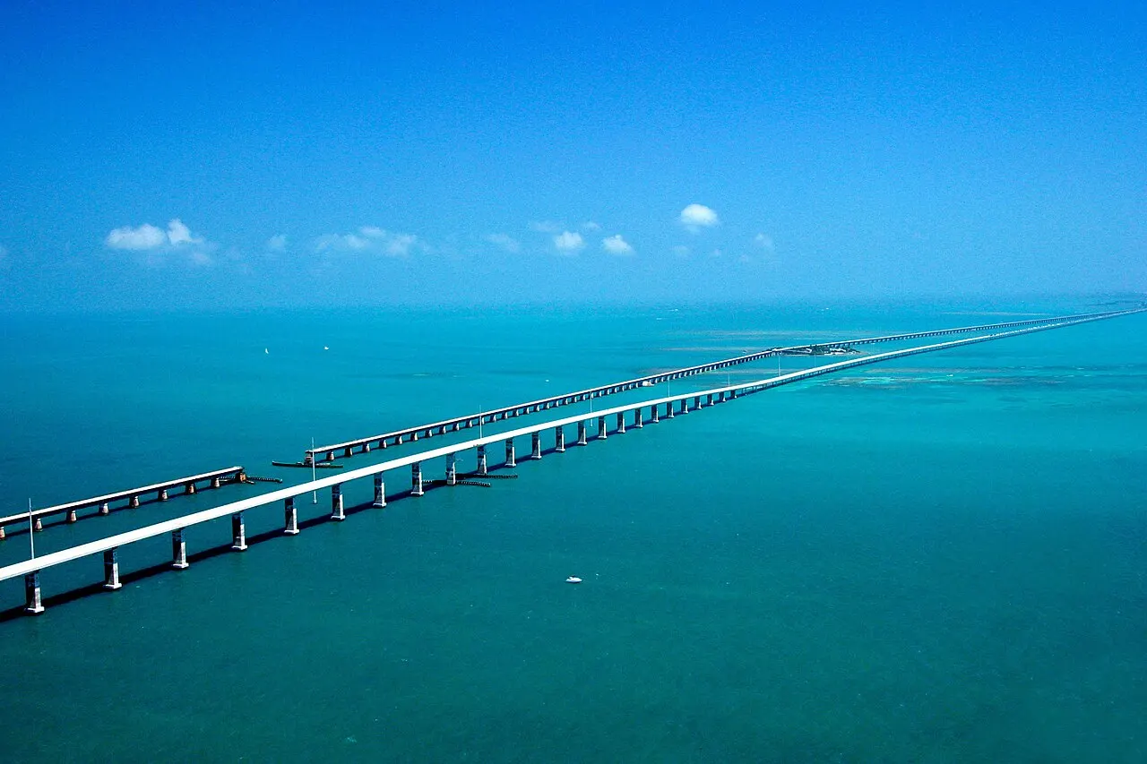 Vue aérienne du Seven Mile Bridge filant sur l'eau turquoise des Keys de Floride