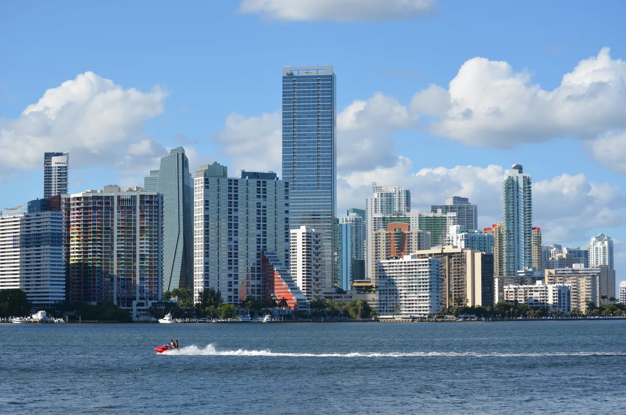 La skyline de Brickell en plein jour sur la baie de Biscayne